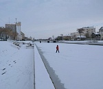 В Астрахани ребенок провалился под лед на реке Кутум
