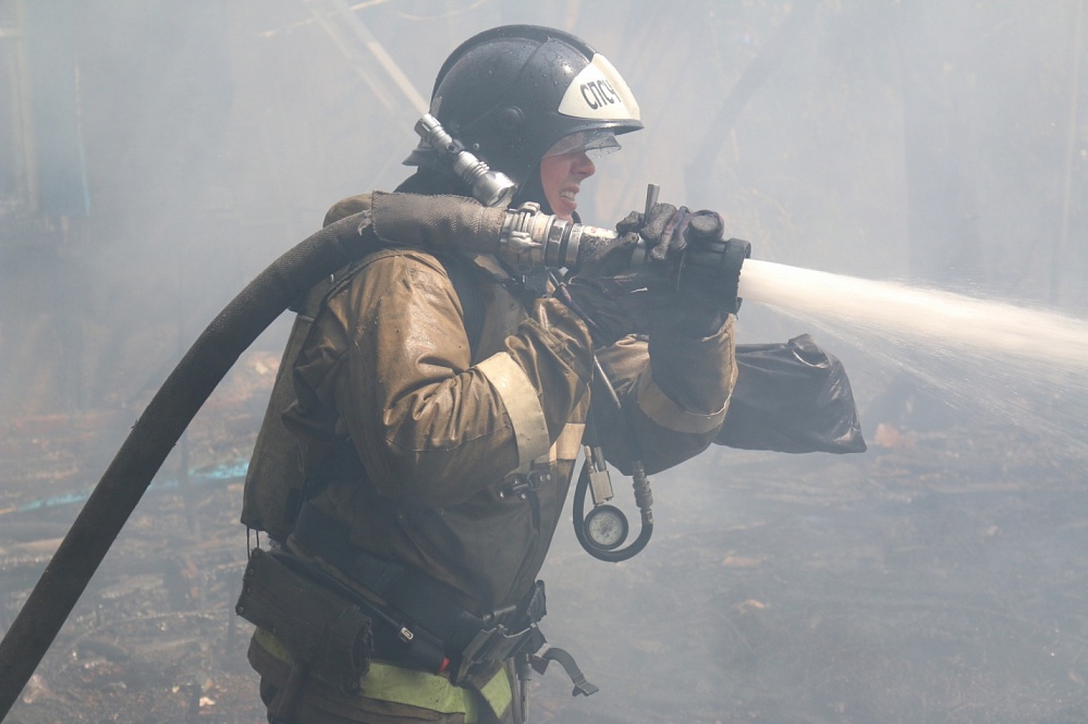 ﻿В Астрахани огонь уничтожил более 10 тысяч квадратных метров камыша