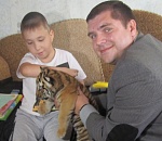 Глава Икрянинского района подружил тигренка с детьми