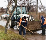 В Астрахани зачищают улицы от мусора и наносного грунта