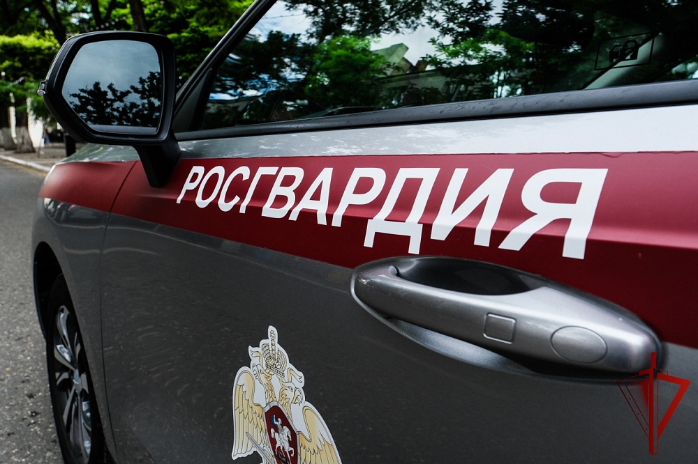 Астраханские росгвардейцы пришли на помощь потерявшему сознание  прохожему