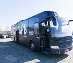 Фанат "Волгаря" Игорь Бабушкин вручил футболистам ключи от нового автобуса