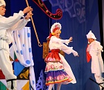 Серебряное сердечко в подарок: в Астраханском ТЮЗе прошла благотворительная елка от депутата Госдумы Леонида Огуля