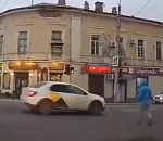 В центре Астрахани на видео попал таксист-беспредельщик
