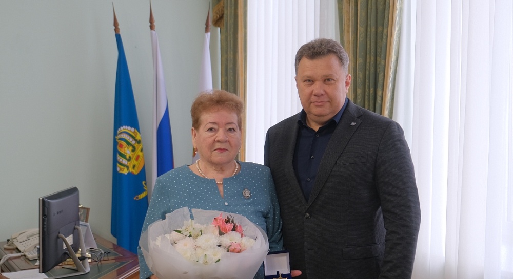 Народный учитель Астрахани Нина Анатольевна Гневина отмечена почетным знаком «За гражданские заслуги» II степени