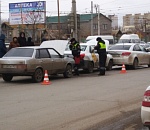 В Астрахани столкнулись три машины, одна из них такси