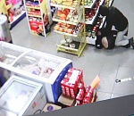 В одном из магазинов Астрахани мужчина с ружьем напал на продавщиц