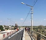 В Астраханской области упавший столб перегородил проезд по мосту