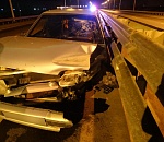 В Астрахани автомобиль врезался в ограждение моста: двое в больнице