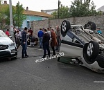 В Астрахани перевернулся автомобиль. Есть пострадавшие