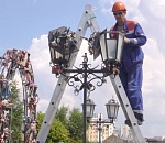 Вандалы разгромили фонари на мосту Влюбленных в Астрахани