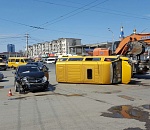 В Астрахани опрокинулась маршрутка