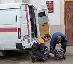 В Астрахани подросток застрял в заборе