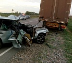 Машина в хлам, пассажир погиб. Под Астраханью «Лада» врезалась в грузовик