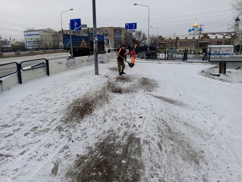На расчистку снега и борьбу с гололедом в Астрахани вышло 220 коммунальщиков