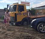 В Астрахани застрял эвакуатор, приехавший эвакуировать легковушку