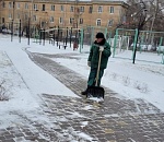 359 дворников убирают снег в Астрахани