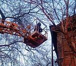 В Астрахани спасатели сняли опасно свисающий карниз