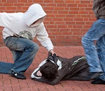 В Астраханской области два подростка ударили по голове и ограбили  школьника