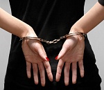 В Астрахани продавец украла для дочери украшения покупательницы 