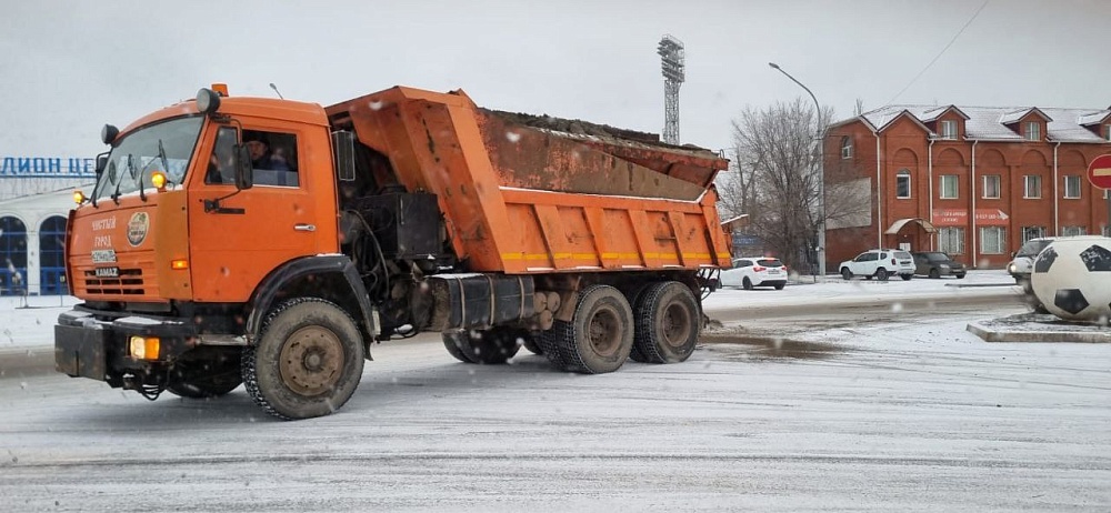 Астрахань продолжают зачищать от снега