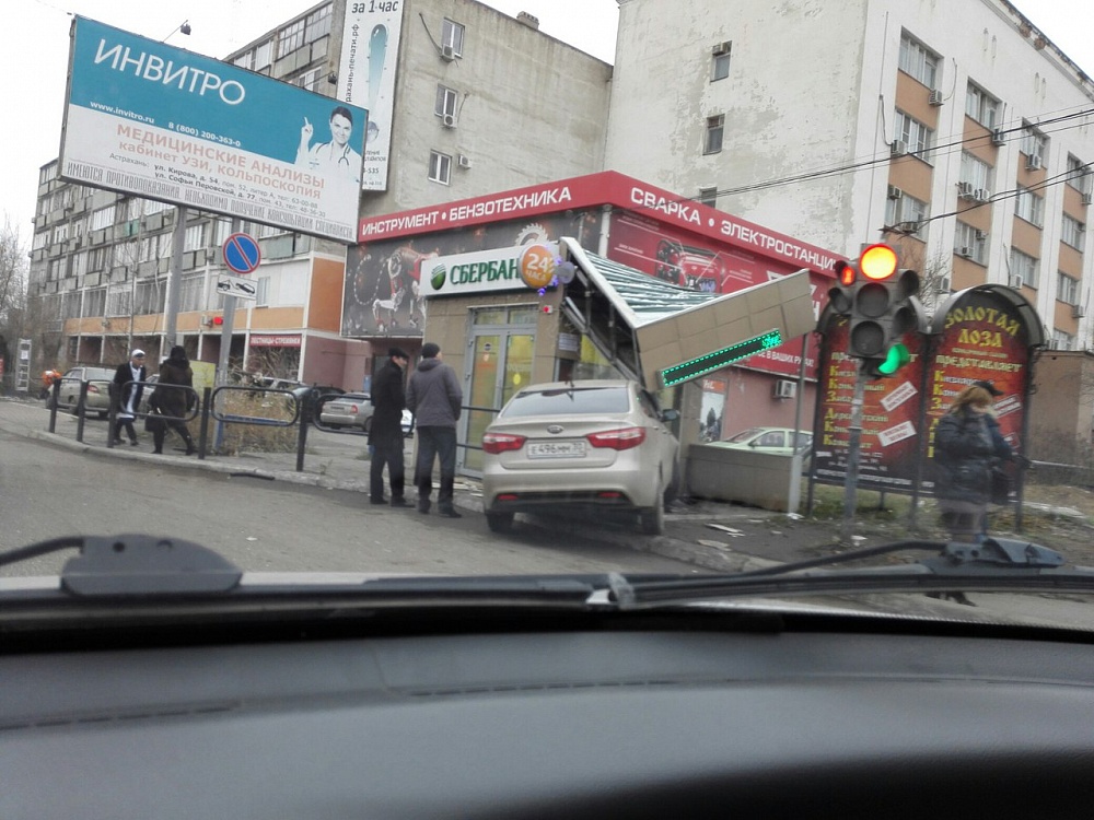 В Астрахани автомобиль протаранил остановку