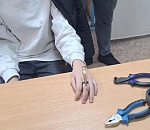 В Астрахани спасатели освободили подростка от кольца, застрявшего на пальце