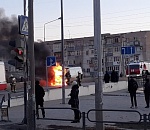 Мощные кадры с загоревшейся ГАЗелью в центре Астрахани попали на видео