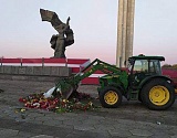 В Риге трактором сгребли все цветы, возложенные жителями к памятнику Освободителям