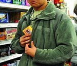 На выходных астраханцы воровали еду и сигареты