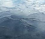 Астраханцам настоятельно не рекомендуют выходить на лед: это опасно