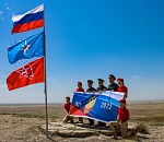 На самой высокой точке Астраханской области водрузили флаги России и МЧС