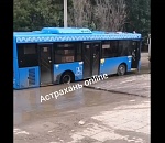 В Астрахани синий автобус провалился в яму