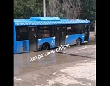 В Астрахани синий автобус провалился в яму