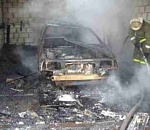 В Астрахани сгорели два автомобиля и гараж 