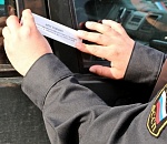 Троим астраханским водителям, не вовремя поехавшим по мосту, пришлось пересесть на маршрутку