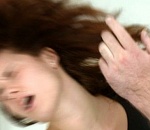  Астраханец, пригласив девушку провести вместе выходной, избил и ограбил её