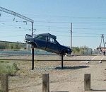 В Астрахани появился памятник автомобилю, попавшему в ДТП