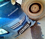 В центре Астрахани грузовик сильно покорежил стоящую иномарку