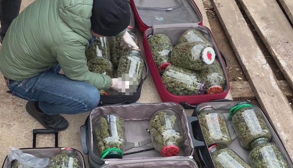 Астраханский слесарь закатал в банки 8 кг веселых веществ