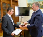 Игорь Бабушкин наградил мужчину, спасшего двух астраханцев