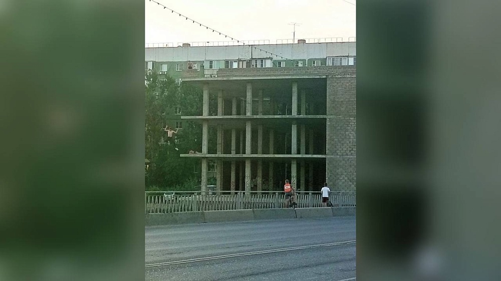 Астраханские дети снова прыгают в Кутум с заброшенного здания