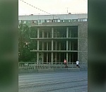 Астраханские дети снова прыгают в Кутум с заброшенного здания