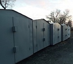 После расставания с возлюбленной астраханец обклеил гаражи ее голыми фото