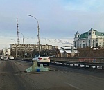 Глубокую яму на Новом мосту в Астрахани заделали гипсокартоном и ведром