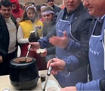 Игорь Бабушкин угостил астраханских студентов глинтвейном