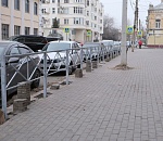 Более 2 км дорог возле школ и детских садов Астрахани оградили леером