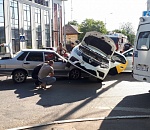 В центре Астрахани серьезная авария: такси встало на "Ладу". Оператор местного ТВ разбил голову