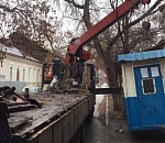 С улиц Астрахани убирают незаконные павильоны