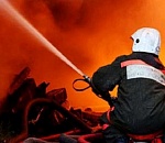 В Астрахани сгорели автомобиль и заброшенный дом